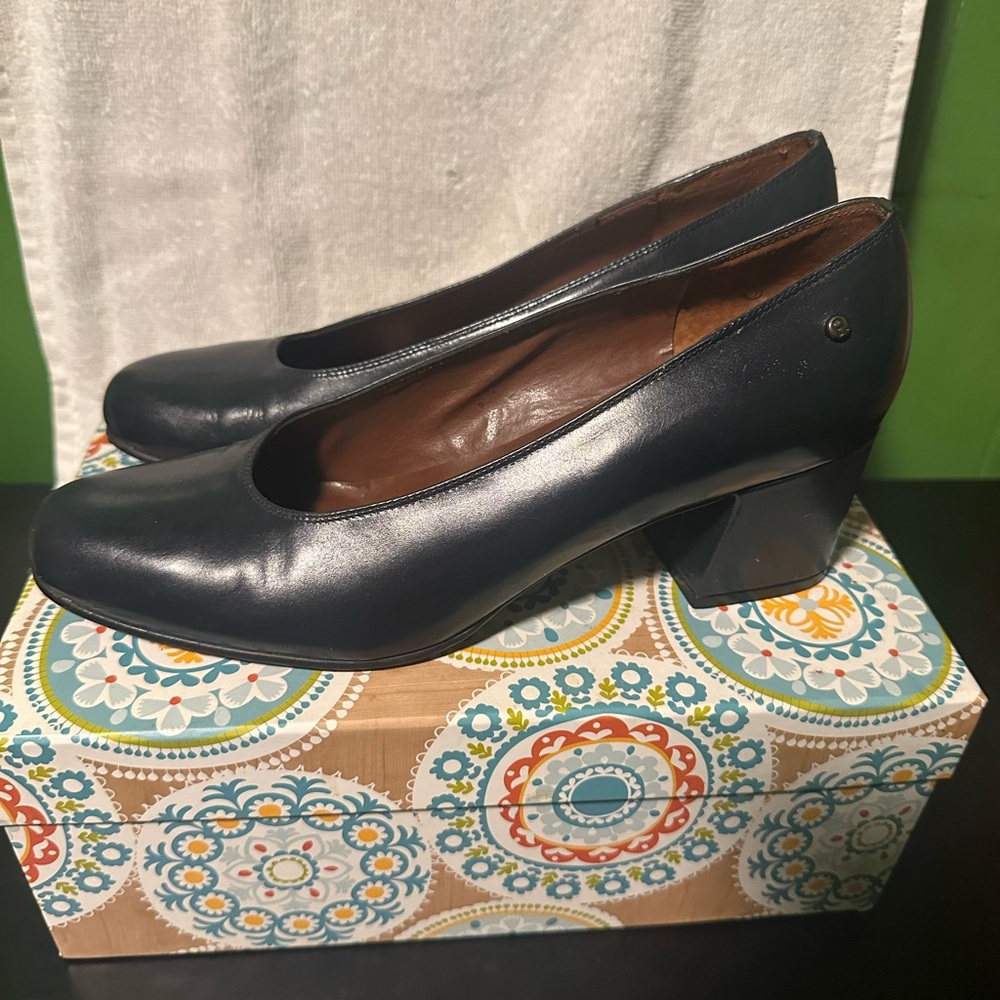 Etienne Aigner Black Leather Heels